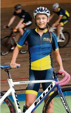  ?? Foto: Bernhard Weizenegge­r ?? Liv Baacke zählt zu den großen Talenten des deutschen Radsports. Die 13 Jährige wohnt in Neuburg und fährt für die RSG Augsburg. Am Wochenende will sie deutsche Meistertit­el gewinnen.