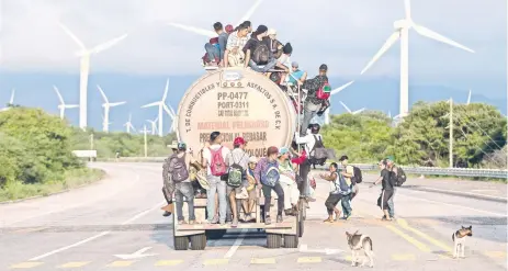  ??  ?? En tráileres, pipas, camionetas y hasta en mototaxis, miembros de la primera caravana avanzaron 53 kilómetros desde Santiago Niltepec hasta Juchitán, Oaxaca.