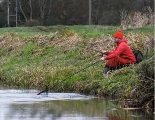  ??  ?? BELOW A short stint is all is takes to work out the potential of any swim
OPPOSITE PAGE This stunning brace of roach was banked from the same swim just minutes apart