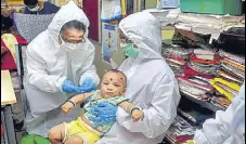  ?? SATISH BATE/HT ?? Health care workers vaccinate a child at Pila bungalow health care centre in Mumbai’s Dharavi