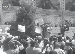  ??  ?? Capture d’écran d’une vidéo diffusée par l’agence de presse iranienne Nasim montrant un religieux s’adressant à des manifestan­ts dans la ville de Machhad, dans le nord-est de l’Iran, le 3 août 2018