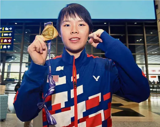  ?? — FAIHAN GHANI/ The Star ?? We’re proud of you: World Junior champion Goh Jin Wei posing with her gold medal at the Kuala Lumpur Internatio­nal Airport in Sepang yesterday.