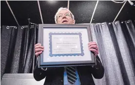  ?? JULIE JOCSAK
THE ST. CATHARINES STANDARD ?? James Turk from the Centre for Free Expression awards Niagara Region the 2018 Code of Silence Award for Outstandin­g Achievemen­t in Government Secrecy.