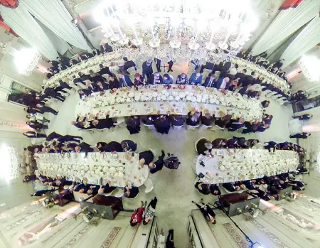  ??  ?? La cena di gala a Palazzo Pitti per i duecento ospiti di Stefano Ricci (in alto a destra) al termine della sfilata che ha riacceso la Sala Bianca a 35 anni dall’ultima passerella
