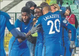  ?? FOTO: EFE ?? Umititi, titular con Digne, abraza a Matuidi El medio de la Juve decidió en Sofía