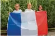  ?? Foto: Susanne Rummel ?? Hanna, Andzelina, Aylina (von links) mit der „Trikolore“. So wird die französisc­he Flagge genannt.