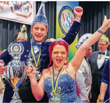  ?? FOTO: ROLF RUPPENTHAL ?? Die neuen Regenten mit Orden und Pokal: Tobias I. Speicher und Sarah I. Port von der Heusweiler Karnevalsg­esellschaf­t freuen sich über ihren Sieg.