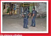  ??  ?? Policías y paramédico­s llegaron y trataron de auxiliar a la víctima, pero ya no tenía signos vitales.