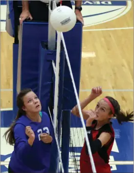  ?? Tommy Romanach / Rome News-Tribune ?? Model’s Emma Dickinson (left) and Lakeview-Fort Oglethorpe’s Macey Gregg watch the ball go over the net after Gregg hit it during a volleyball match Thursday at Model High School.