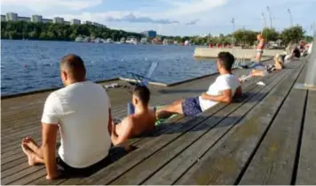  ??  ?? LUGNARE. ”De som beter sig illa skulle aldrig göra det framför sitt eget hus”, menar Majkel, Alex och André, som gillar att ordningen har styrts upp på Hornsbergs strand.