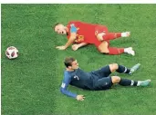  ?? FOTO: REUTERS ?? Auf dem Boden der Tatsachen: Der Franzose Antoine Griezmann foult den Belgier Eden Hazard.