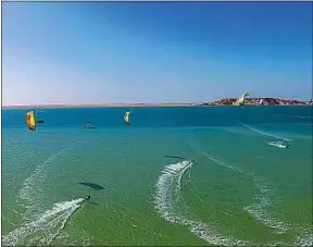  ??  ?? La lagune de Dakhla offre un havre pour la pratique du kitesurf.