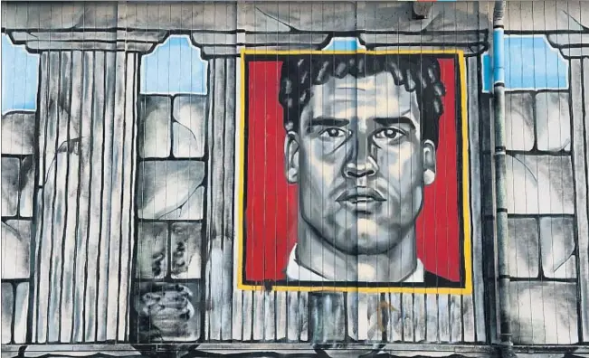  ?? MATTHEW ASHTON / GETTY ?? Un grafiti retrata a Frank Rijkaard frente a la casa de los aficionado­s del Ajax, en Amsterdam