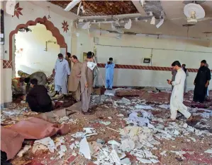  ?? AFP ?? EXTENsIVE DAMAGE: security officials examine the mosque after the blast in Kuchlak, southwest Quetta district, on Friday. —