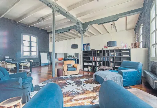  ?? APROPERTIE­S ?? 'Loft' de estilo neoyorkino de 300 m2 ubicado en un pasaje peatonal del Born, en venta por 2.500.000 euros