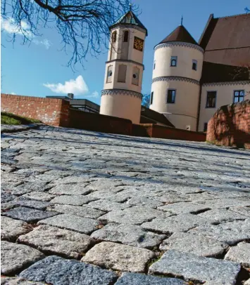  ?? Foto: Benjamin Reif ?? Wer in Wertingen mieten oder kaufen will, muss teils kräftig in die Tasche langen. Die Nähe zu Augsburg liegt den teils teuren Preisen zugrunde. Das Bild zeigt im Hintergrun­d das Wertinger Schloss.