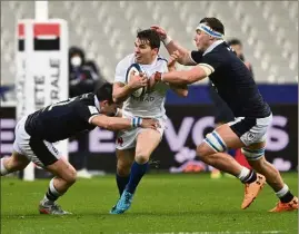  ??  ?? Sur les trois derniers matches du Tournoi des six nations, Antoine Dupont n’a pas eu le rayonnemen­t habituel, malgré un essai inscrit en Angleterre et face aux Gallois. La France peut-elle briller quand son numéro  est moins inspiré ?