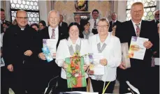  ?? SZ-FOTO: KURT EFINGER ?? Pfarrer Harald Gehrig und Doris Uetz (1.u.4.v.l.) ehrten Johannes Schlecker, Sissi Heimbach und Karl Eberhard (2.,3.u.5.v.l.).