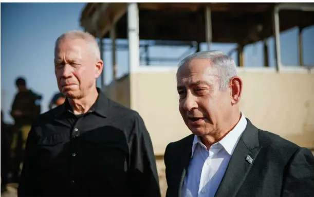  ?? FOTO: SHIR TOREM/IMAGO ?? Israels Premiermin­ister Benjamin Netanjahu (r.) and Verteidigu­ngsministe­r Joav Galant 2023 an einem Militärpos­ten.