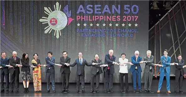  ??  ?? Solidarity handshake: Najib (second from left) together with other world leaders during the opening ceremony of the Asean Summit in Manila. — Bernama