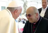  ??  ?? Papa Francesco con il vescovo di Lucca Italo Castellani, prossimo alla pensione. Per questo i ragazzi lucchesi hanno intonato un coro in suo nome, equivocato sul web come un inno a Viganò, il grande accusatore di Bergoglio