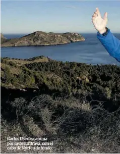  ??  ?? Carlos Useros camina por la Costa Brava, con el cabo de Norfeu de fondo.