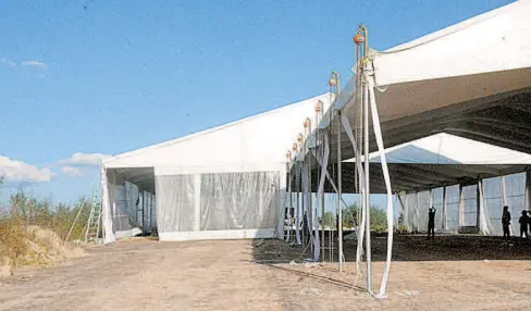  ??  ?? El albergue eventual que se habilitó en el kilómetro 147 de la autopista federal 57 México-Querétaro, fue rechazado por los primeros integrante­s de la Caravana de Migrantes. Fotos.: Luis Luevanos