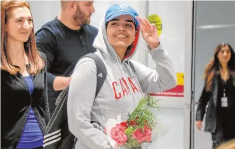  ?? REUTERS ?? Rahaf Mohammed al Qunun, a su llegada ayer a Toronto, donde ha recibido asilo