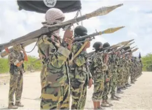  ?? // REUTERS ?? Militantes de Al Shabaab desfilan con nuevos reclutas en Mogadiscio