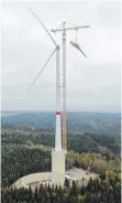  ?? FOTO: DPA ?? Nabenhöhe: 178 Meter. Die Windkrafta­nlage bei Gaildorf hat gigantisch­e Ausmaße.