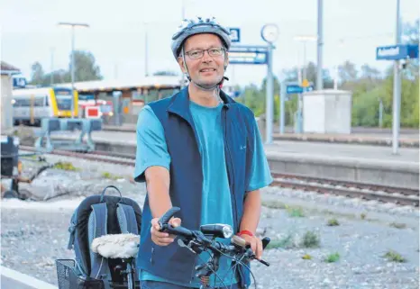  ?? FOTO: STUMM ?? Joachim Haas pendelt mit dem Zug von Aulendorf nach Sigmaringe­n. Oft nimmt er sein Rad mit, um bei Verspätung­en flexibel zu sein.