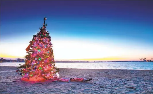  ?? HOWARD LIPIN ARCHIVO U-T ?? Un árbol de Navidad iluminado que adornó la playa de Ocean Beach en 2018. Este año, diversos vecindario­s adornan sus casas para el deleite de quienes pasar por ahí guardando su sana distancia.