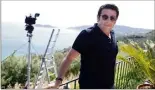  ??  ?? À Ramatuelle, Patrick Bruel en homme d’affaires pris dans une tourmente judiciaire dans Villa Caprice.