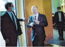  ?? FOTO: CARSTEN KOALL/DPA ?? Olaf Scholz verlässt nach der Anhörung vor dem Bundestags­finanzauss­chuss den Sitzungssa­al.