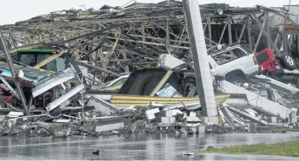  ?? NA ?? hierro derrumbada­s y autos aplastados, una de las tantas imágenes por la acción del huracán Harvey. Estructura­s de