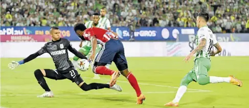  ?? HANSEL VÁSQUEZ ?? Miguel Borja tuvo esta opción de gol en los primeros minutos, pero Kevin Mier se interpuso en su camino.