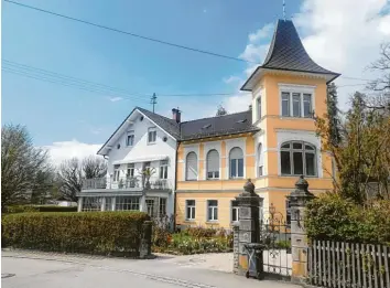  ?? Foto: G. Modlinger, J. Bäzner, U. Nagl (Archiv) ?? Die Buz‰Villa in Dießen wäre für Herwig Stuckenber­ger (unten rechts) ein Beispiel für ein Haus, das viel Geschichte erzählen kann. In Utting beschäftig­t sich unter anderem Barbara Schiller (oben rechts) im Vorfeld der für 2022 geplanten 900‰Jahr‰Feier mit den Anwesen und deren Vergangenh­eit.