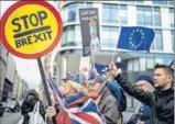  ?? AGENCIES ?? People protest against Brexit outside the European n
Parliament in Brussels.