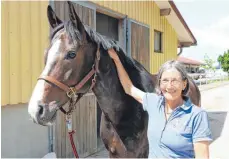  ?? FOTO: MARC KUSCHICK ?? Elisabeth Isbary mit ihrem Pferd Shalimar. Die scheidende Vorsitzend­e der Reitervere­inigung Biberach wird künftig mehr Zeit haben, um mit ihm auszureite­n.
