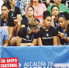  ??  ?? Integrante­s del equipo de baloncesto femenino presenciar­on la actuación de los equipos de tenis de mesa.