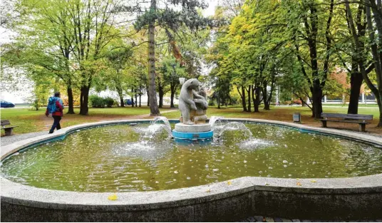  ??  ?? Ein wahrhaft ruhiges Plätzchen ist in diesen Herbsttage­n der Nogentpark mit seinem Bärenbrunn­en. Eine gemütliche Rast unter den Bäumen mit ihren gelb und braun werdenden Blättern auf einer der Sitzbänke ist so mitten in der Stadt möglich. Doch die Grenzgänge­r-Touretappe ist hier noch nicht zu Ende.