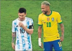  ??  ?? Messi y Neymar duarnte el partido del pasado domingo.