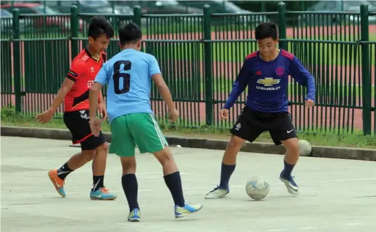  ?? Photo by Roderick Osis ?? HONING SKILLS. After bagging bronze in the recently concluded Batang Pinoy National Finals, members of the Baguio City National High School futsal squad resumes their training for upcoming local tournament­s such as the city and regional sports meet.