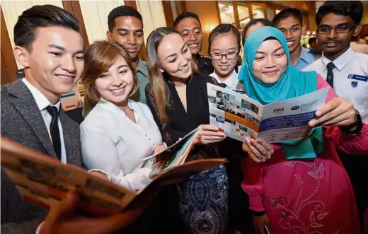  ??  ?? Bright future ahead: Students reading the newly launched blueprint at the launch of the Malaysia Education Blueprint 20152025 (Higher Education) at Royale Chulan Hotel.