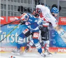  ?? FOTO: HEINZ WITTMANN ?? Viermal mussten die Wild Wings mit Marius Möchel (links) im Zweikampf mit Thomas Larkin, in dieser Saison schon gegen den Meister von 2019, die Adler Mannheim, ran. Nicht gerade einfach, aber die Schwäne hätten gerne noch weitere Spiele gegen Süd-Spitzenrei­ter.