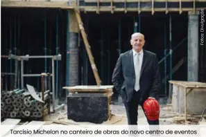  ??  ?? Tarcísio Michelon no canteiro de obras do novo centro de eventos