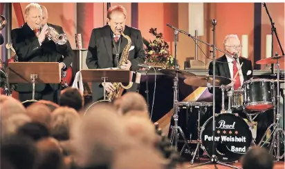  ?? RP-FOTO: KÖHLEN ?? Ein letztes Konzert. Bei ihrem Abschied aus dem Musikgesch­äft läuft die Peter-Weisheit-Band in der Evangelisc­hen Kirche zur Hochform auf. Der Drummer macht indes weiter – mit seinen Dixie Tramps.