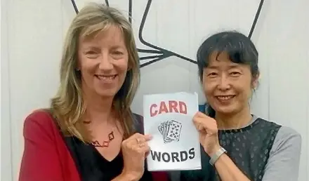  ??  ?? Jane Stearns and Ayako Imahashi play bridge at the Cambridge Bridge Club.