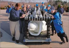  ?? SEAN D. ELLIOT/THE DAY ?? Staff of the Mystic Aquarium push a cart carrying Naluark, an 18-year-old male Beluga whale, into the aquarium on Nov. 15, 2001. Naluark was on loan as a stud from the Shedd Aquarium in Chicago.