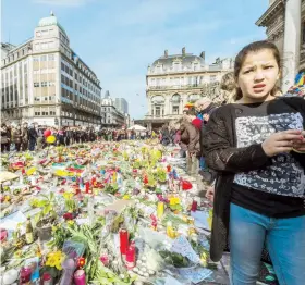  ??  ?? Ayer hubo un tributo floral en Bruselas en solidarida­d con las víctimas de los atentados del pasado martes.